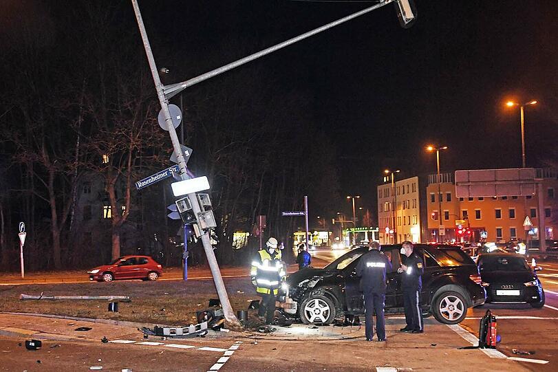Der Unfallfahrer zog sich nur leichte Verletzungen zu und konnte seinen Wagen selbständig verlassen.
