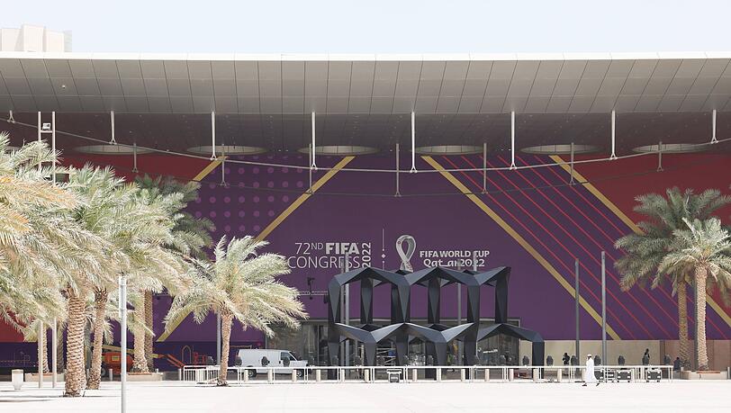 Blick auf den Eingang zum Doha Exhibition & Convention Center (DECC), wo am 1. April die Gruppen-Auslosung für die WM 2022 stattfindet.