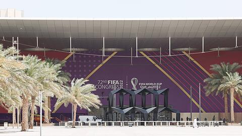 Blick auf den Eingang zum Doha Exhibition & Convention Center (DECC), wo am 1. April die Gruppen-Auslosung für die WM 2022 stattfindet.