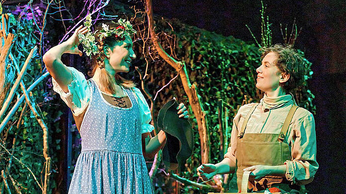 Die Strafaufgabe - Beerensammeln im Wald - machen Gretel (Alessia Broch) und Hänsel (Carolin Ritter) zum Kinderspiel.