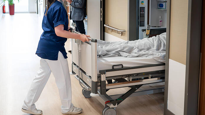 In den kommenden Jahrzehnten müssen immer weniger Pflegekräfte immer mehr Patienten versorgen.