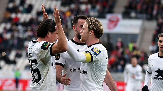 Thore Jacobsen (r.) traf mit Sechzigs erstem Elfmeter dieser Saison zum 1:0.