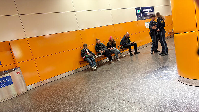 Drei der Aktivisten, die sich an der Landshuter an der Klebeaktion beteiligt haben. An der Hand der Frau links klebt noch ein Stück Asphalt. Drei der Aktivisten, die sich an der Landshuter an der Klebeaktion beteiligt haben. An der Hand der Frau links klebt noch ein Stück Asphalt.