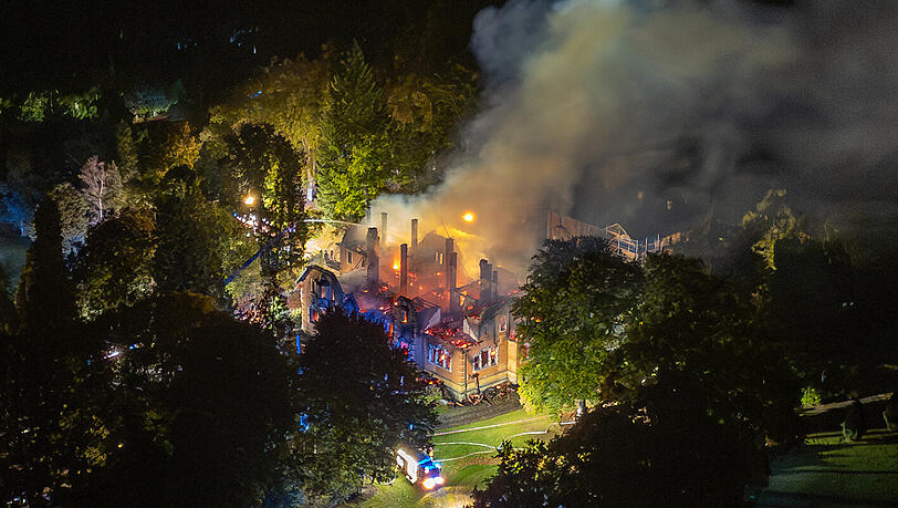 Das ehemalige Jagdschloss auf dem Gelände des Regensburger Golf- und Landclubs steht in Flammen.
