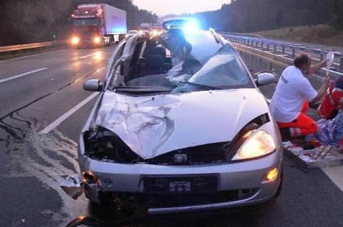Nach dem Unfall kümmeren sich Sanitäter um die geschockte Fahrerin auf dem Mittelstreifen. Das Pferd wurde bei dem Aufprall hinter das Auto geschleudert und starb.