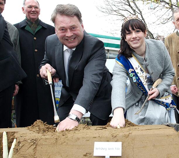 Spargelkönigin Daniela Kögler hat am Mittwoch auf dem Viktualienmarkt gemeinsam mit dem bayerischen Landwirtschaftsminister Brunner die Spargelsaison eröffnet. Spargel ist die flächenmäßig bedeutendste Gemüsekultur in Bayern. Bayerischer Spargel kostet zwischen sieben und neun Euro pro Kilogramm. Die wichtigsten Anbaugebiete in Bayern sind Franken, die Region um das schwaebische Schrobenhausen sowie um Abensberg in Niederbayern. Sehen Sie hier die Bilder vom Viktualienmarkt.