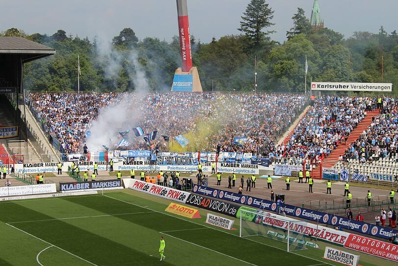 Die Bilder von der Pyro-Show der Löwen-Fans in Karlsruhe