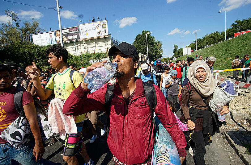 170 Kilometer Fußmarsch haben die Flüchtlinge von Budapest bis zur österreichischen Staatsgrente vor sich.