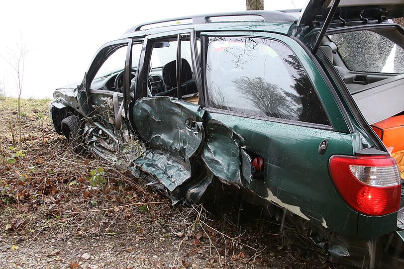 Ein 85-Jähriger kam von der Fahrbahn ab und krachte frontal in das Auto eines 82-Jährigen.