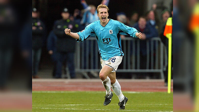 TSV 1860 (2000 - 2002): Weil Bierofka sich bei den Bayern nicht durchsetzen kann, wechselt er ein paar Straßen weiter zu den Löwen. Er wird prompt zum Stammspieler. In 55 Bundesliga-Spielen erzielt er sieben Tore - und feiert das natürlich mit ausgiebigen Torjubeln, so wie hier beim Spiel gegen den FC Bayern am 9. März 2002.
