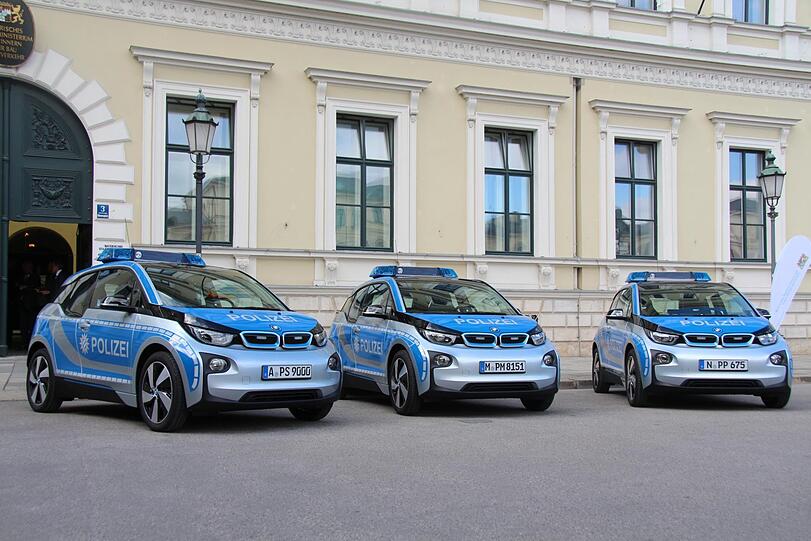 Drei BMW i3 bei der Vorstellung als Streifenwagen im September 2015 vor dem Innenministerium in München.