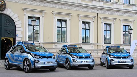 Drei BMW i3 bei der Vorstellung als Streifenwagen im September 2015 vor dem Innenministerium in München.