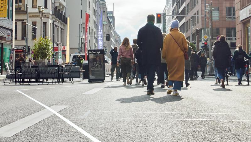 Menschen flanieren mitten auf der Friedrichstraße. Das Modellprojekt zur autofreien Friedrichstraße in Berlin wird jetzt in die Tat umgesetzt. Menschen flanieren mitten auf der Friedrichstraße. Das Modellprojekt zur autofreien Friedrichstraße in Berlin wird jetzt in die Tat umgesetzt.