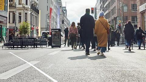 Menschen flanieren mitten auf der Friedrichstraße. Das Modellprojekt zur autofreien Friedrichstraße in Berlin wird jetzt in die Tat umgesetzt.