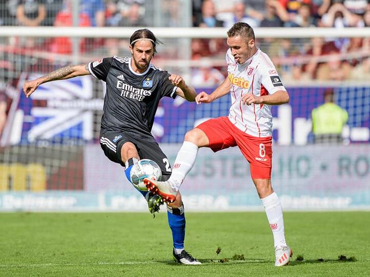 Martin Harnik von Hamburg und Andreas Geipl von Regensburg (l-r.) im Zweikampf um den Ball. Foto: Matthias Balk