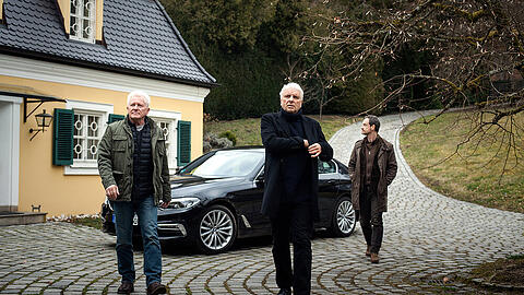 "Tatort: In der Familie": Die Münchner Ermittler Ivo Batic (Miroslav Nemec, l.) und Franz Leitmayr (Udo Wachtveitl, r.) und ihr Dortmunder Kollege Faber (Jörg Hartmann, hinten) ermitteln im Mafia-Milieu