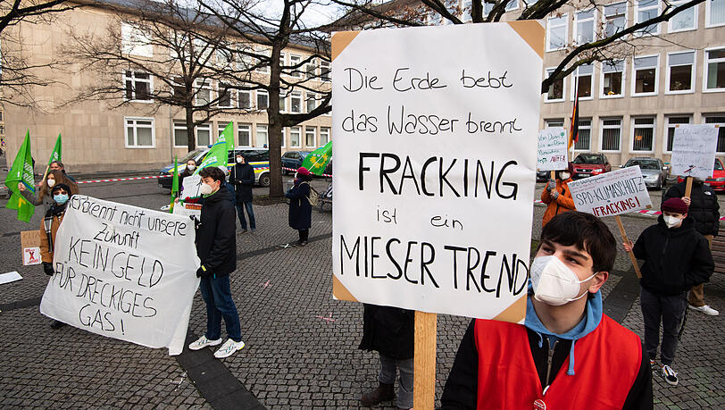 Das Fracking-Verfahren wird zur Gewinnung von Erdgas und Erdöl sowie zur Erschließung der Tiefengeothermie eingesetzt. Wegen möglicher Auswirkungen auf die Umwelt ist das Verfahren umstritten. (Archivbild)
