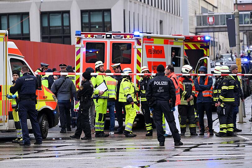 Polizei und Rettungskräfte waren mit einem Großaufgebot vor Ort, das Gebiet wurde großräumig abgesperrt.
