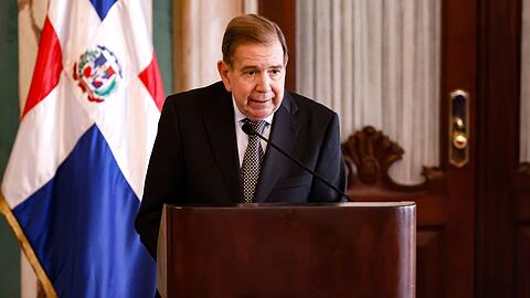 Die Opposition setzt auf eine Einsetzung des Pr&auml;sidentschaftskandidaten Gonz&aacute;lez als Staatschef.