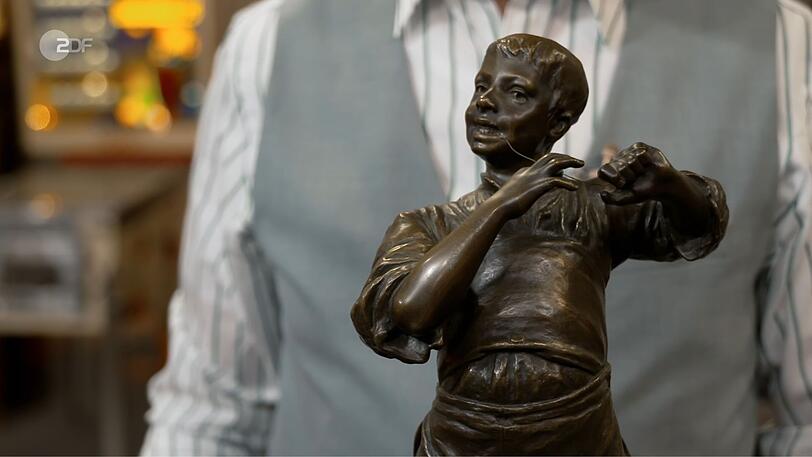 "Der will sich einen Zahn ziehen", vermutete Lichter. Die Händler fragten sich, ob der Junge angelte, Flöte spielte oder Zahnseide benutzte. Silvio erklärte: Die Bronze-Statuette hieß "Der Saitenspieler". Friedrich Häusser bezahlte 2.100 Euro - 100 über der Expertise. "Der will sich einen Zahn ziehen", vermutete Lichter. Die Händler fragten sich, ob der Junge angelte, Flöte spielte oder Zahnseide benutzte. Silvio erklärte: Die Bronze-Statuette hieß "Der Saitenspieler". Friedrich Häusser bezahlte 2.100 Euro - 100 über der Expertise.
