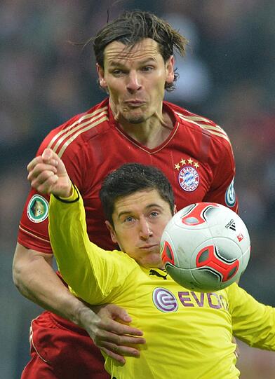 DANIEL VAN BUYTEN: Note 3. Hünenhaft. Im Spielaufbau Probleme mit dem BVB-Pressing. Lewandowski war bei ihm jedoch gut aufgehoben.
