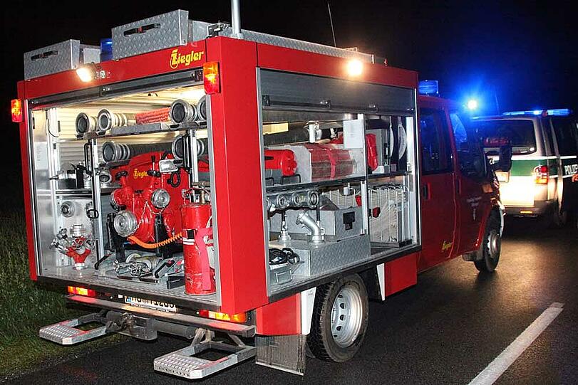 Ein 33-Jähriger ist in Unterreith bei Mühldorf mit seinem Wagen aus einer Kurve geflogen und gegen einen Baum geprallt. Der Fahrer war sofort tot. Am Unfallort wurde eine Bierflasche gefunden, die offenbar aus dem Auto geschleudert worden war. Die Bilder...