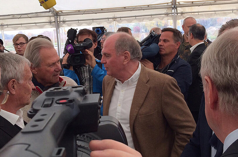 Gute Laune bei Uli Hoeneß: Die Bilder von der Grundsteinlegung für das Nachwuchsleistungszentrum am Freitag.