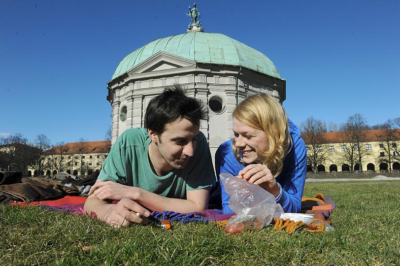 Im Hofgarten liegen und mit einem lieben Menschen die ersten Sonnenstrahlen des Jahres genießen &ndash; da müssen doch die Hormone verrückt spielen. Oder ist das doch nur alles Einbildung?