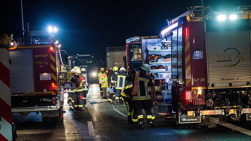 Im Kleinlaster verbrennen zwei Menschen nach dem Auffahrufall auf der A6. Die Bilder der Nacht.
