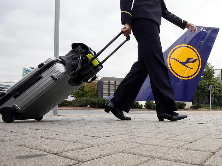 Eine Flugbegleiterin geht auf dem Flughafen in Frankfurt am Main in die Lufthansa-Basis.