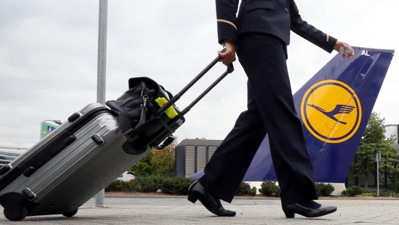 Eine Flugbegleiterin geht auf dem Flughafen in Frankfurt am Main in die Lufthansa-Basis. Eine Flugbegleiterin geht auf dem Flughafen in Frankfurt am Main in die Lufthansa-Basis.