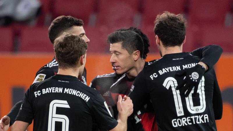 Der FC Bayern München setzte sich auch dank Torjäger Robert Lewandowski (M.) knapp in Augsburg durch.