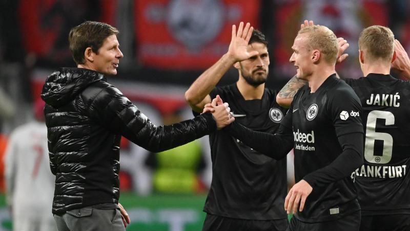 Frankfurts Trainer Oliver Glasner (l) freut sich mit Sebastian Rode nach dem Spiel.