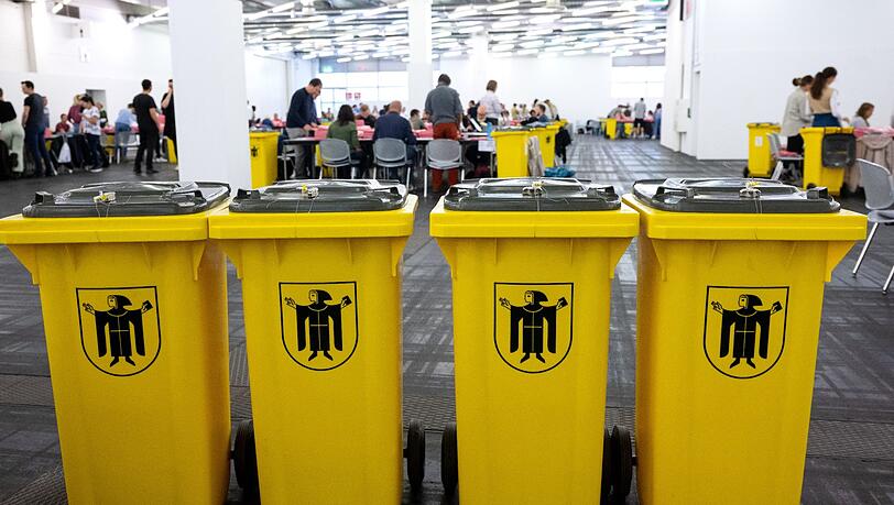 Wahlhelfer bereiten die Auszählung der Briefwahl-Unterlagen vor.