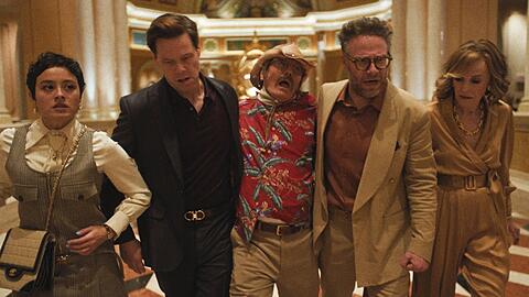 Chase Sui Wonders, Ike Barinholtz, Bryan Cranston, Seth Rogen und Catherine O'Hara (v.l.n.r.) in "The Studio".