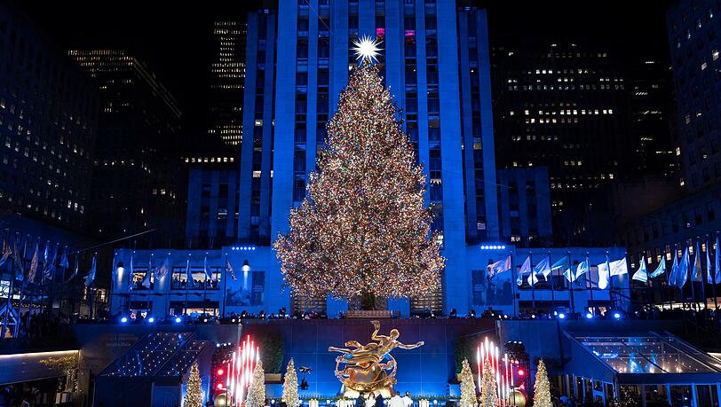 Der aktuelle Weihnachtsbaum am Rockefeller Center in Manhattan: Mehr als 20 Meter hoch und geschmückt mit über 50.000 LEDs markiert er den Beginn der Weihnachtszeit in New York. Der aktuelle Weihnachtsbaum am Rockefeller Center in Manhattan: Mehr als 20 Meter hoch und geschmückt mit über 50.000 LEDs markiert er den Beginn der Weihnachtszeit in New York.