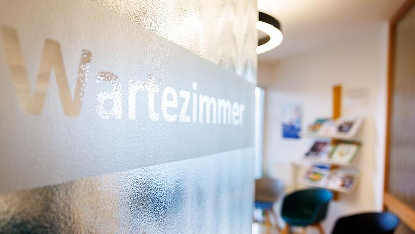 Wartezimmer werden laut Ärzteschaft immer wieder Schauplatz von Übergriffen. (Illustration) Wartezimmer werden laut Ärzteschaft immer wieder Schauplatz von Übergriffen. (Illustration)