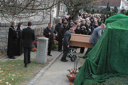 Mit einer schlichten Trauerfeier nahmen Angehörige, Freunde und Nachbarn Abschied von Familie D. aus Repperndorf.