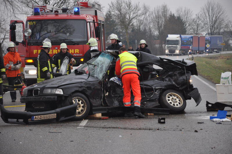 Am Donnerstagmorgen kam es auf der B299 zwischen Altötting und Unterneukirchen zu einem schweren Verkehrsunfall. Der Fahrer eines BMWs überholte mehrere Fahrzeuge und kam dabei ins schleudern. Daraufhin kollidierte das Fahrzeug mit einem Kleintransporter. Dieser erfasse den BMW seitlich auf der Fahrerseite.

Der Fahrer des erlag sofort seinen Verletzungen. Der Fahrer des Transporters wurde mit leichten Verletzungen ins Krankenhaus gebracht.