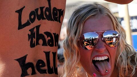 Ein letzter Aufschrei aus der Heavy-Metal-Hölle: Das 24. Wacken Open
Air ging am Samstag dem Ende entgegen. Leiser wurde es aber nicht.
Mehr als 75 000 Besucher blickten auf ein bis dahin friedliches
Freiluft-Event zurück. Und freuten sich auf Alice Cooper.