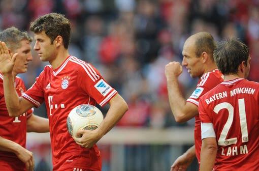 Philipp Lahm: Note 3. Einziger Spieler mit schwarzen Schuhen auf dem Platz. Als Sechser zunächst um Ordnung bemüht, nach der Pause dann als Rechtsverteidiger deutlich griffiger, aber nicht so auffällig wie zuletzt.