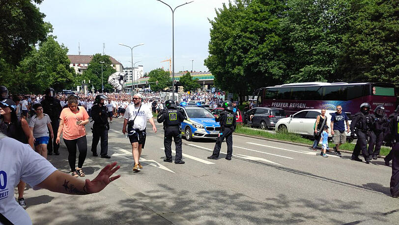Die Sechzger nehmen die Candidstraße ein - hier herrscht Ausnahmezustand. Die Sechzger nehmen die Candidstraße ein - hier herrscht Ausnahmezustand.