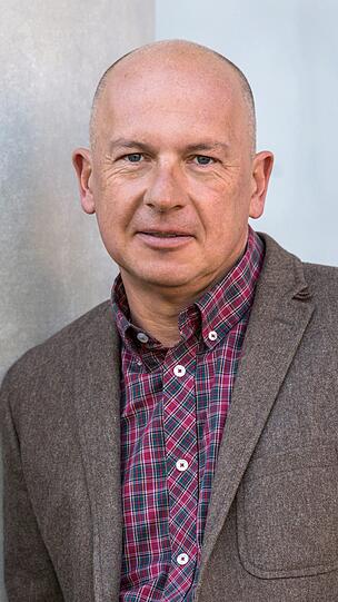 Thomas Hirschberger, Gründer der Burger-Kette Hans im Glück: &bdquo;Ich war schon als Vierjähriger auf dem Schoß meines Vaters bei der einzigen Meisterschaft, bin ich Giesing aufgewachsen. Unsere ganze Straße war weiß-blau, ich weiß, was Giesing bedeutet. Ich mache mir wie alle hier große Sorgen um die Zukunft der Löwen.&ldquo; Laut Hirschberger sei Plan A für die Lösung der Stadionfrage ein Ausbau des Grünwalders auf 30.000 Zuschauer - das müsse mit der Stadt ein für allemal geklärt werden. Plan B wäre ein Neubau andernorts.