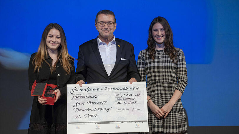 Jürgen Häfner (Geschäftsführer LOTTO Rheinland-Pfalz), Gina Potthoff (l. im Bild, Siegerin Kategorie &bdquo;Publikumsliebling&ldquo;).