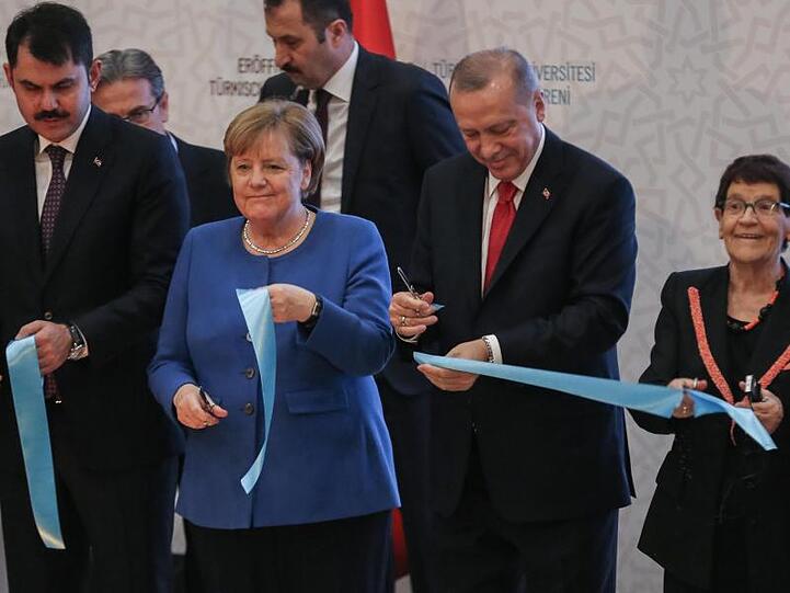 Kanzlerin Merkel und Präsident Erdogan eröffnen einen neuen Campus der Türkisch-Deutschen Universität in Istanbul.