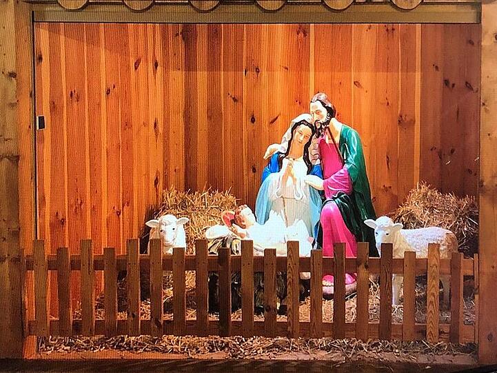 Die verschwundene meterhohe Tonfigur von Maria, Joseph und dem kleinen Jesus. Foto: Polizei Heidenheim/Polizeipräsidium Ulm/dpa