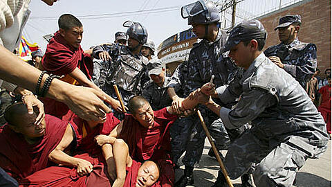 Die Vision: Heitere Spiele in Peking. Die aktuelle Realität: Tibetische Mönche werden vor Chinas Botschaft in Nepal zusammengeschlagen.