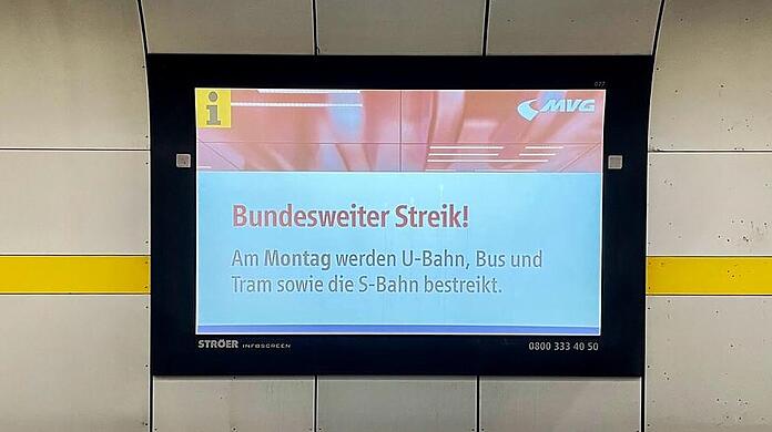 Ein Infoscreen am Münchner Hauptbahnhof weist darauf hin, dass am Montag, 27.3.2023 alle öffentlichen Verkehrsmittel bestreikt werden.