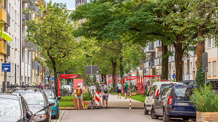 Für ein Projekt zur Verkehrsberuhigung mussten im Sommer einige Parkplätze in der Kolumbusstraße in der Au in München weichen. Nicht allen Anwohnern gefiel das.
