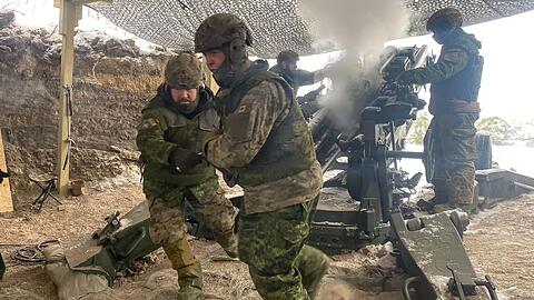 Kanadische Soldaten &uuml;ben in Lettland.